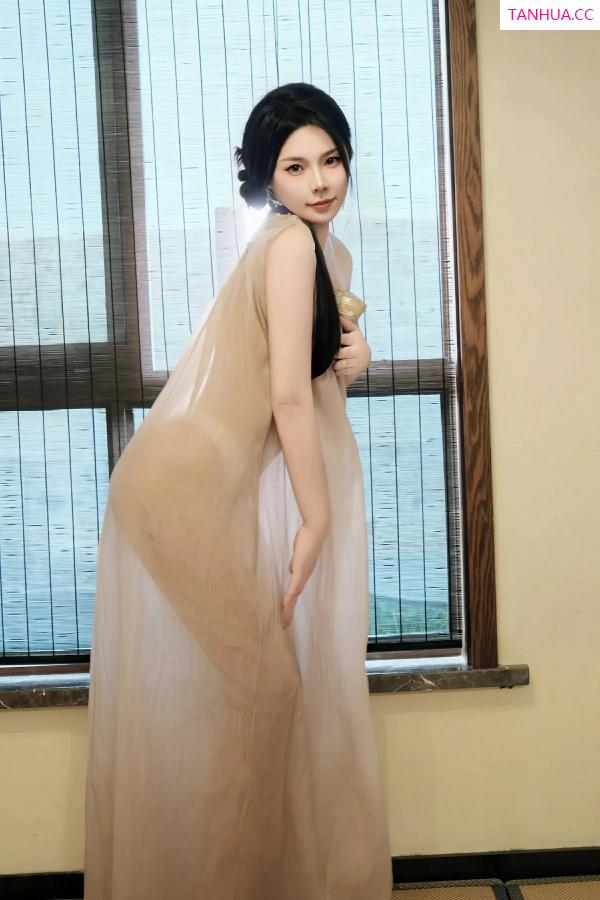   [XiuRen]高清写真图 2025.07.03 No.10500 麦田 透视连衣裙第6张图片